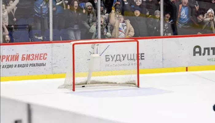 Первый в истории лиги: вратарь Динамо-Алтай забросил шайбу в матче ВХЛ
