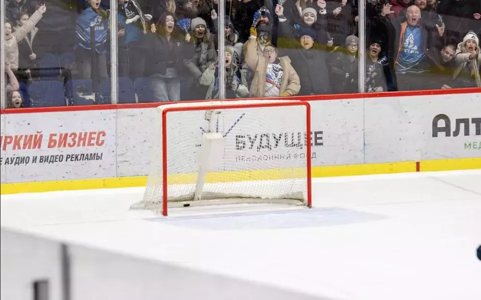 Первый в истории лиги: вратарь Динамо-Алтай забросил шайбу в матче ВХЛ