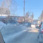 В Барнауле пожаловались на непреодолимые колеи на улице Кутузова. Видео