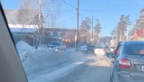 В Барнауле пожаловались на непреодолимые колеи на улице Кутузова. Видео