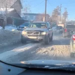 Власти Барнаула прокомментировали ситуацию с заледенелой дорогой на улице Кутузова