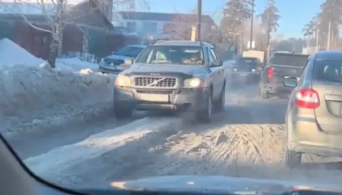 Власти Барнаула прокомментировали ситуацию с заледенелой дорогой на улице Кутузова