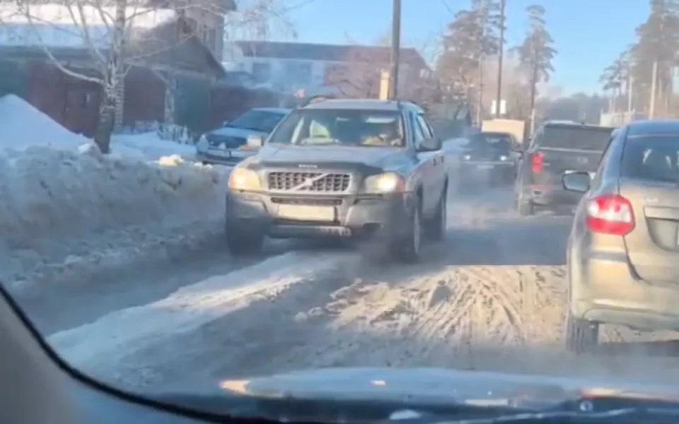 Власти Барнаула прокомментировали ситуацию с заледенелой дорогой на улице Кутузова