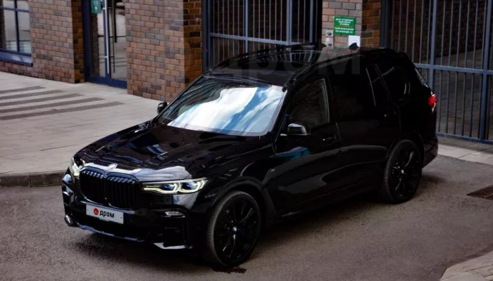 Брутальный BMW с впечатляющей крышей и хрусталем в салоне продают в Барнауле. Фото