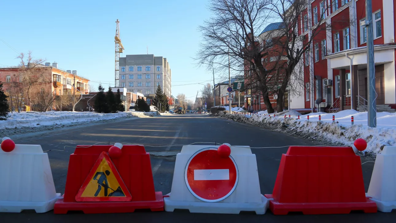 Проезд по участку улицы Чкалова в Барнауле перекрывают до конца апреля. Фото