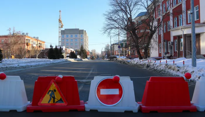 Проезд по участку улицы Чкалова в Барнауле перекрывают до конца апреля. Фото