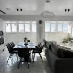 Дизайнерскую квартиру с двумя парковочными местами продают возле парка Изумрудный