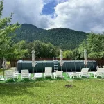 Базу отдыха с бассейном и шезлонгами продают за 45 млн рублей в Горном Алтае. Фото