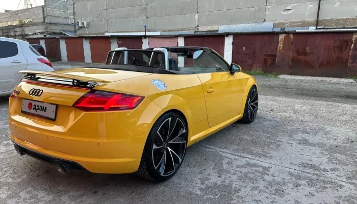 Яркий Audi с турбодвигателем и складной крышей продают за 3,3 млн в Барнауле. Фото