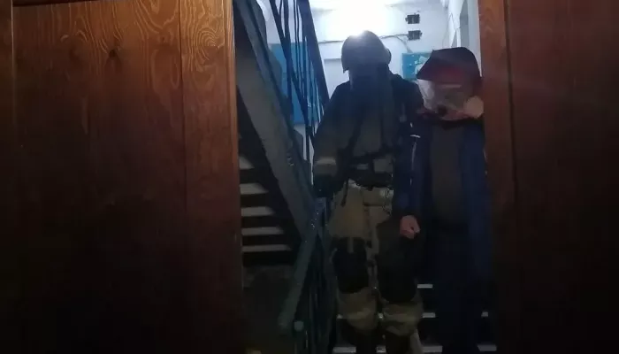 Два человека погибли при пожаре в пятиэтажке Бийска