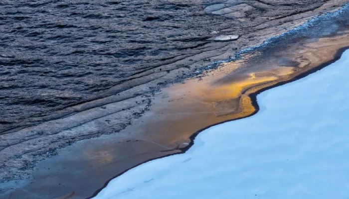 Завораживающая трансформация: как выглядит ледостав на Телецком озере. Фото