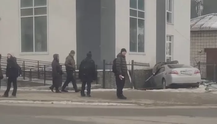 В Горно-Алтайске машина влетела в здание Следственного комитета