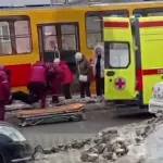 Кровь текла ручьем: трамвай сбил пешехода в Барнауле