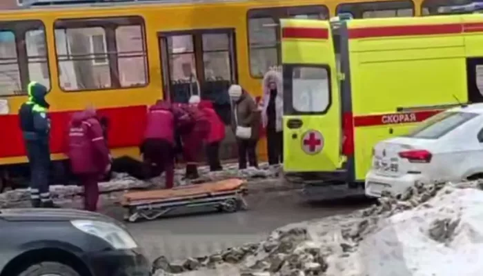 Кровь текла ручьем: трамвай сбил пешехода в Барнауле