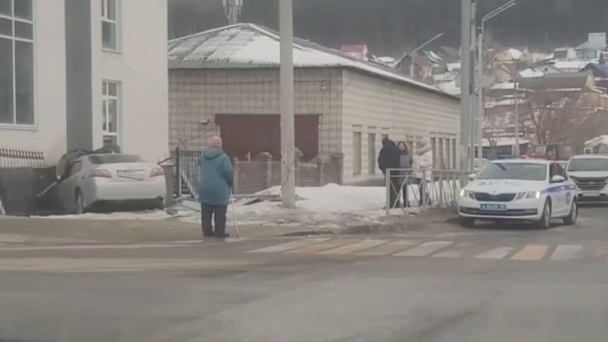 Автомобиль врезался в здание Следственного комитета в Горно-Алтайске 
