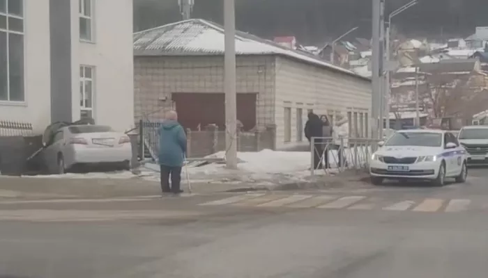 Девушка за рулем: иномарка влетела в здание Следкома в Горно-Алтайске. Подробности