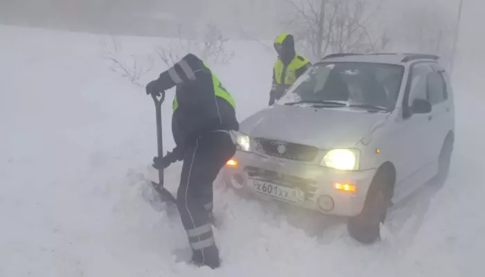 Срывает крыши, парализовало транспорт: Чукотку накрыл сильнейший снежный шторм. Видео