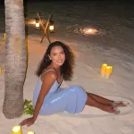 Алсу в небесно-голубом платье устроила фотосессию на берегу океана