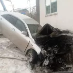 Стали известны подробности ДТП с Toyota, влетевшей в здание Следкома в Горно-Алтайске