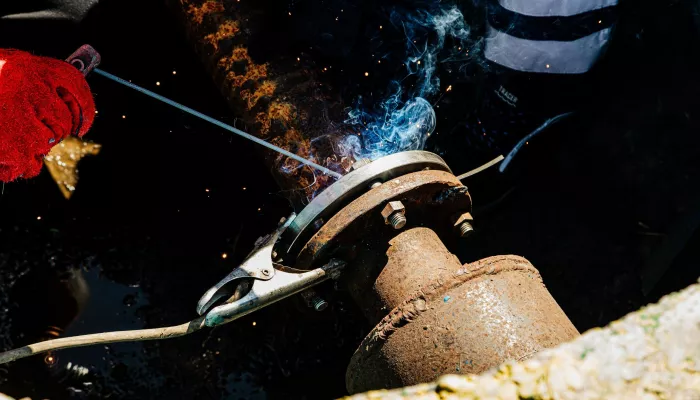 Частный сектор и пожарная часть в Барнауле остались без воды из-за утечки в колодце