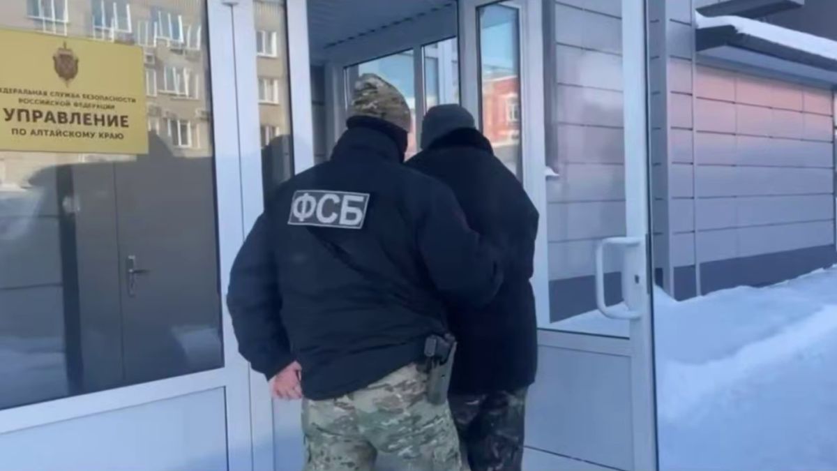 Задержанный в сопровождении сотрудника ФСБ