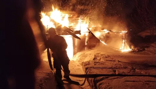 В Республике Алтай вспыхнули две бани и частный дом