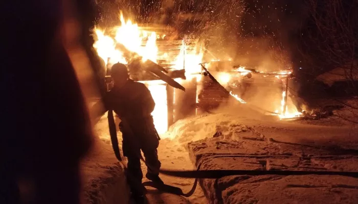 В Республике Алтай вспыхнули две бани и частный дом