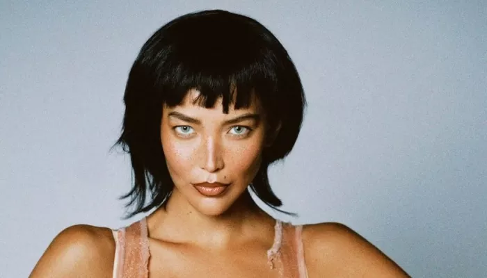 Жена Александра Цекало показала мегадлинные ноги в новой фотосессии