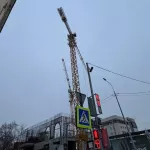 Даже креститься начала: какие чувства вызывают у барнаульцев краны на стройке ЦУМа