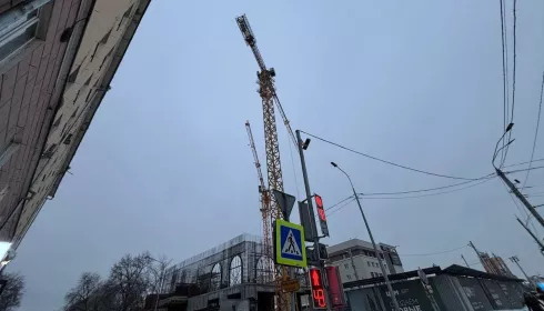 Даже креститься начала: какие чувства вызывают у барнаульцев краны на стройке ЦУМа