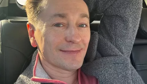 Сергей Безруков отметил Масленицу у плиты и поделился рецептом блинов. Видео