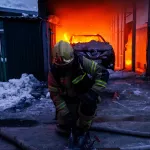 Nissan сгорел дотла под навесом в частном секторе Барнаула. Фото пожара