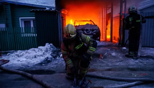 Nissan сгорел дотла под навесом в частном секторе Барнаула. Фото пожара