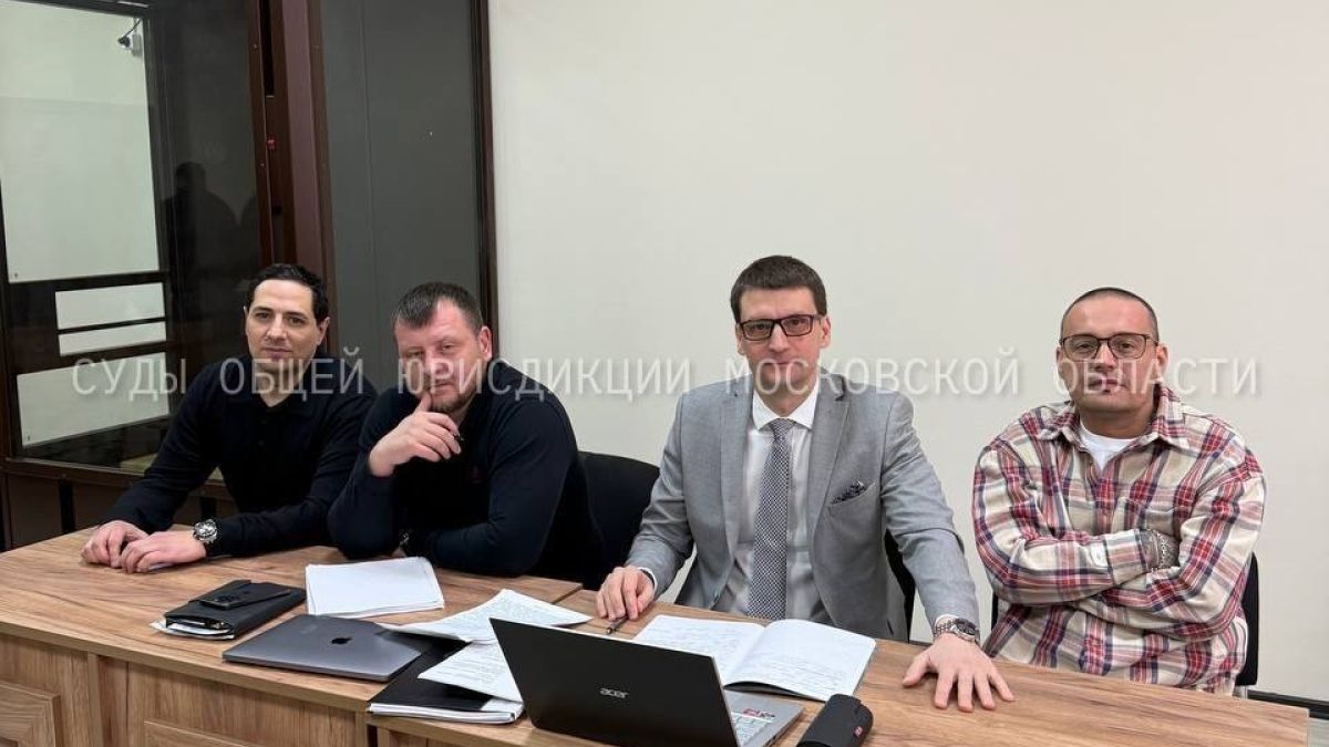 Гуф на судебном заседании (справа)