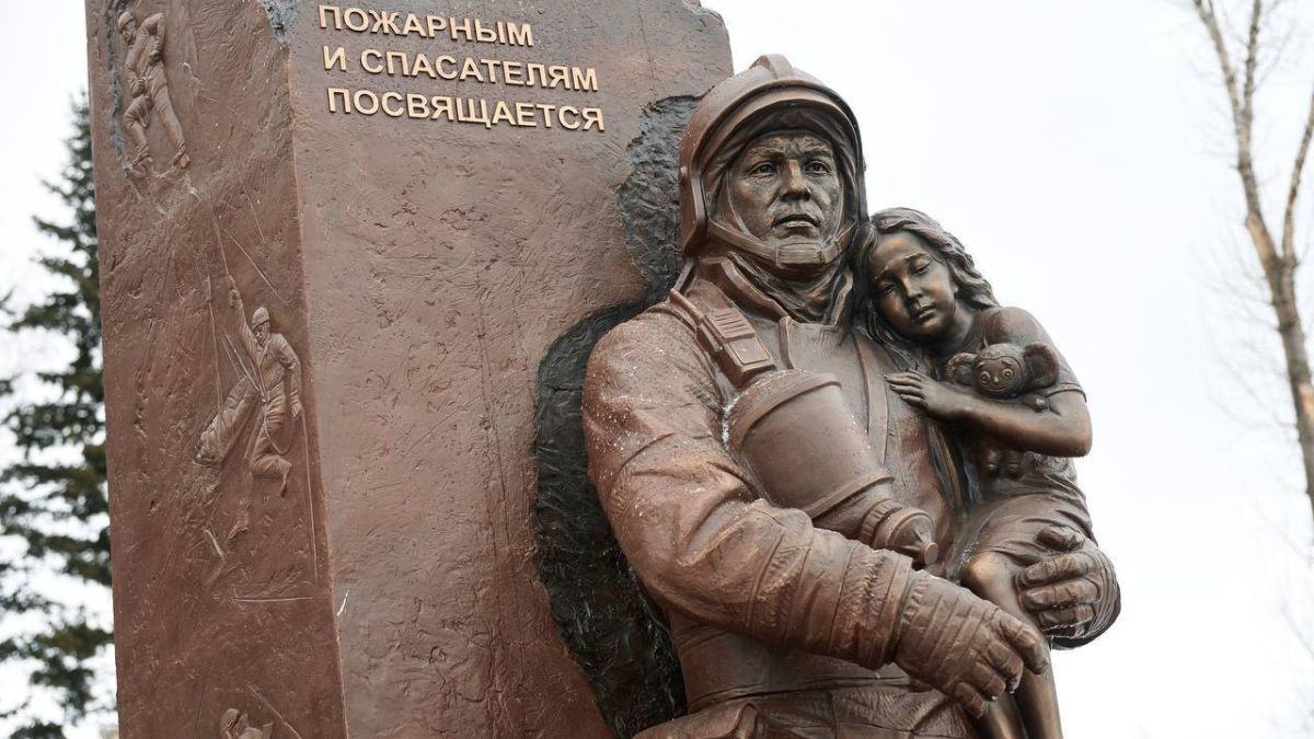 Открытие памятника пожарным и спасателям в Горно-Алтайске