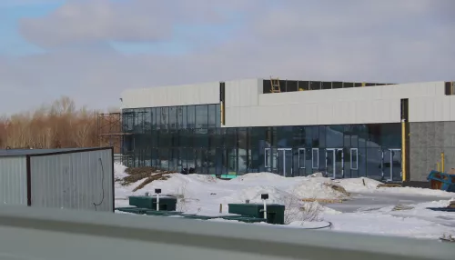 Недеревенский пейзаж: в Барнауле обшивают корпуса ритейл-парка на берегу Оби. Фото