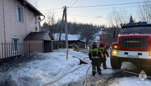 Жилой двухэтажный дом загорелся в столице Республики Алтай