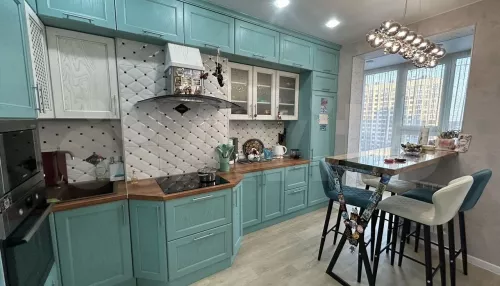 Трешку с бирюзовой кухней и джакузи продают в Барнауле за 12,6 млн рублей