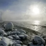 Алтайский фотограф показал холодное дыхание Телецкого озера