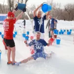 Барнаульцы-зожники устроили массовое обливание холодной водой в парке