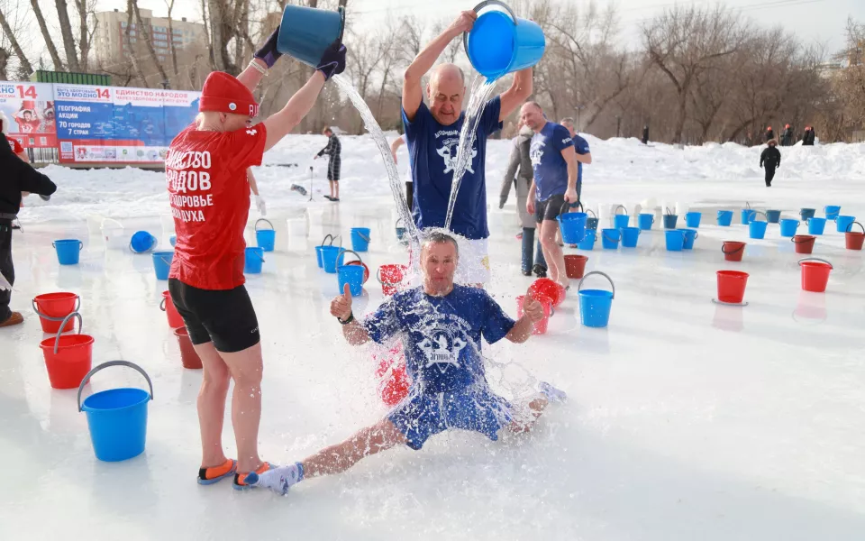 Барнаульцы-зожники устроили массовое обливание холодной водой в парке