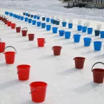 Моржи, блины и волейбол на снегу: как барнаульцы отметили Масленицу в Изумрудном