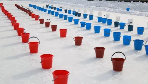 Моржи, блины и волейбол на снегу: как барнаульцы отметили Масленицу в Изумрудном