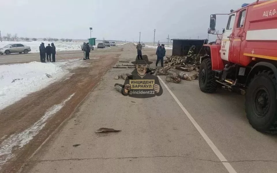 Смертельное ДТП устроил водитель грузовика без прав в Алтайском крае