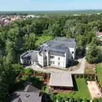 Усадьбу в 3,3 тысячи квадратов продают под Барнаулом за 790 млн рублей. Фото