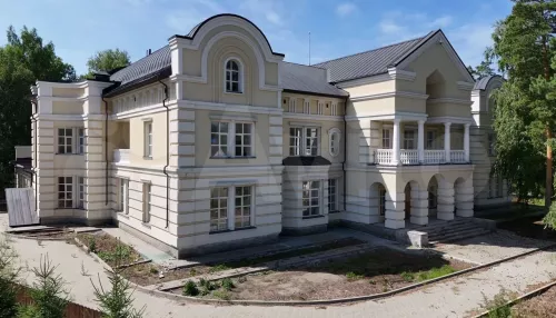 Гигантскую усадьбу продают под Барнаулом за 790 млн рублей. Фото