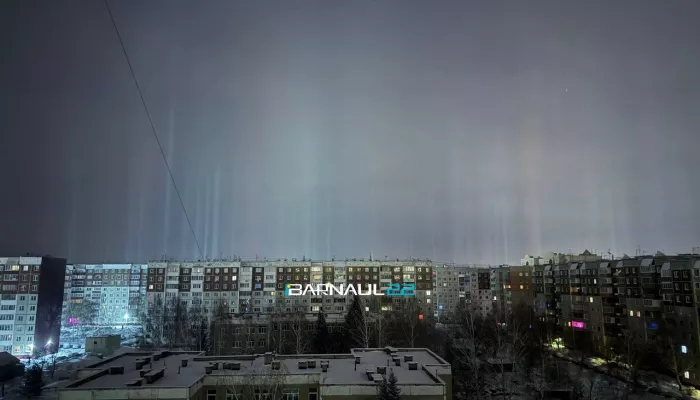 Световые столбы заметили над ночным Барнаулом