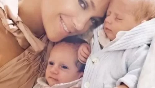 Дженнифер Лопес трогательно поздравила близнецов с 18-летием, показав архивные фото