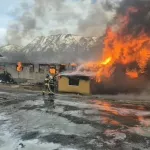 В Республике Алтай огонь охватил 300 квадратов хозпостройки