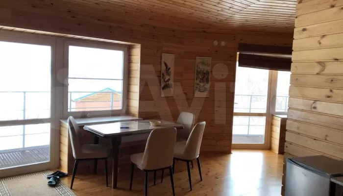 Таунхаус на берегу Оби с личной пристанью продают в Барнауле за 9,5 млн рублей. Фото